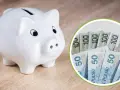 Biała świnka-skarbonka obok stosu polskich banknotów 50 i 100 zł. Ile kieszonkowego dla 15 latka?