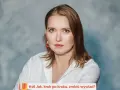 Kobieta w białej koszuli, z rudymi włosami i czerwoną biżuterią, udziela wywiadu. #16 Jak, krok po kroku, zrobić wywiad?