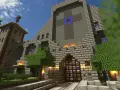 Imponująca budowla w stylu Minecraft, idealna dla graczy od najmłodszych lat. Zamek z krzyżem na wieży i witrażem.