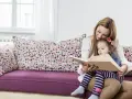Mama czyta dziecku bajki terapeutyczne. Różne rodzaje bajek pomagają w rozwoju emocjonalnym.