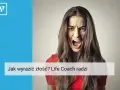 Kobieta krzyczy, pokazując, jak wyrażać złość. Life coach podpowiada, jak radzić sobie z emocjami.