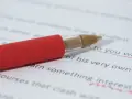 Czerwony długopis poprawia tekst, podkreślając "to you why". Czy przed "ze względu" stawiamy przecinek? To pytanie, na które szukamy odpowiedzi.