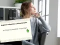 Młoda kobieta zamyślona, obok niej plansza z zasadą interpunkcji: "Najpierw cudzysłów, a później kropka", np. Wtedy on powiedział: "To jest błąd".
