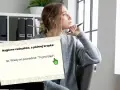 Młoda kobieta zamyślona, trzymająca długopis. Na pierwszym planie karta z napisem "Najpierw cudzysłów, a później kropka:", szczególnie że przecinek jest po błędzie.
