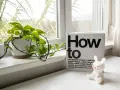 Książka "How to" i urocza lampka-króliczek na parapecie. Może to podpowiedź, jak odpowiedzieć na komplement?