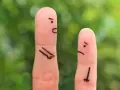 Dwa palce z narysowanymi twarzami, jeden z gniewnym wyrazem, drugi smutnym. Czy to jest nienawiść?