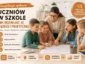 Nauczycielka z uczniami rozwija kompetencje społeczne, ucząc lepszej komunikacji, empatii i współpracy.