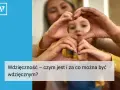 Dłonie tworzące serce symbolizują miłość i więź. Warto doceniać te chwile, bo za wiele można być wdzięcznym.