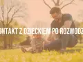 Szczęśliwy ojciec bawi się z dzieckiem na trawie. Temat bloga: kontakt z dzieckiem po rozwodzie.