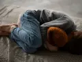 Małe dziecko skulone z pluszakiem, bo **5 letnie dziecko boi się wszystkiego**.