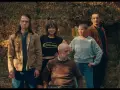 Pięcioro ludzi pozuje na tle sterty siana. To kadr z filmu na lekcję wychowawczą, który może zainspirować do dyskusji.