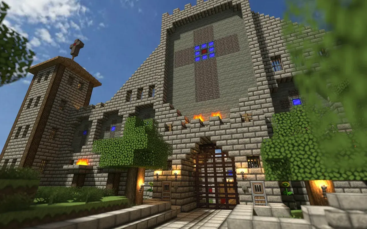 Imponująca budowla w stylu Minecraft, idealna dla graczy od najmłodszych lat. Zamek z krzyżem na wieży i witrażem.