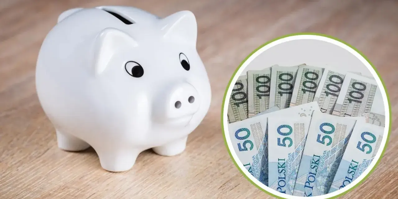 Biała świnka-skarbonka obok stosu polskich banknotów 50 i 100 zł. Ile kieszonkowego dla 15 latka?