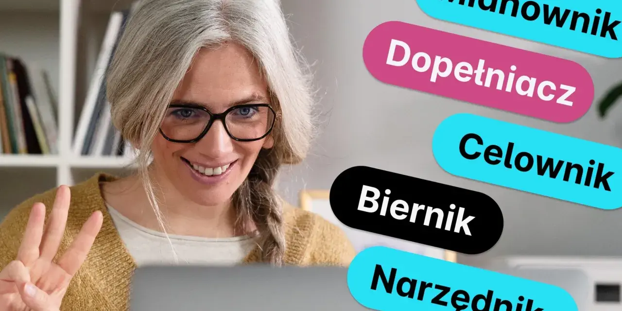 Kobieta z siwymi włosami i okularami uśmiecha się, pokazując trzy palce. Obok niej kolorowe napisy: Mianownik, Dopełniacz, Celownik, Biernik, Narzędnik – to rzeczownik od czasownika.