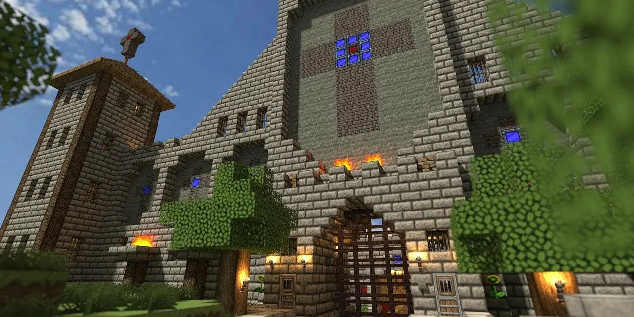 Imponująca budowla w stylu Minecraft, idealna dla graczy od najmłodszych lat. Zamek z krzyżem na wieży i witrażem.