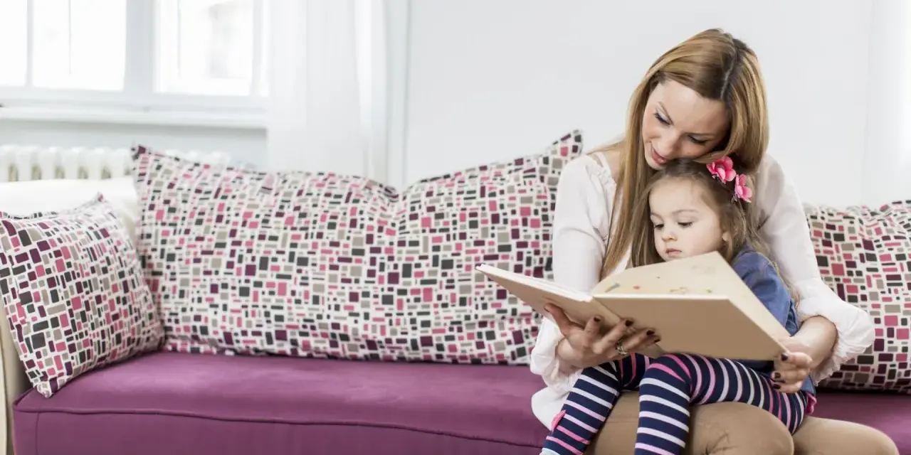 Mama czyta dziecku bajki terapeutyczne. Różne rodzaje bajek pomagają w rozwoju emocjonalnym.