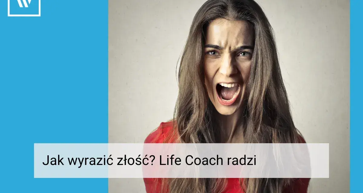Kobieta krzyczy, pokazując, jak wyrażać złość. Life coach podpowiada, jak radzić sobie z emocjami.