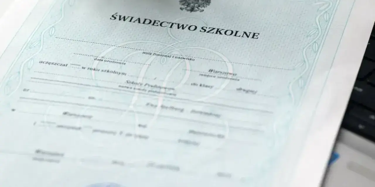 Świadectwo ukończenia szkoły średniej z godłem Polski. Dokument zawiera dane ucznia, datę urodzenia i informacje o szkole.