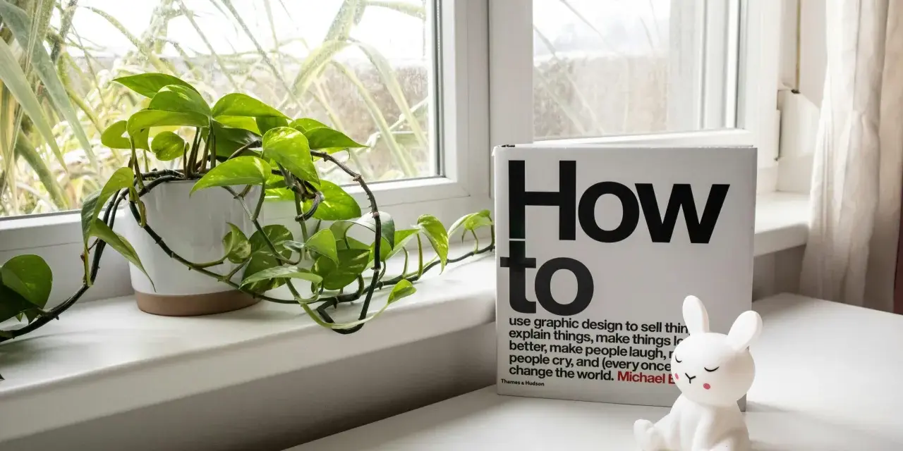 Książka "How to" i urocza lampka-króliczek na parapecie. Może to podpowiedź, jak odpowiedzieć na komplement?