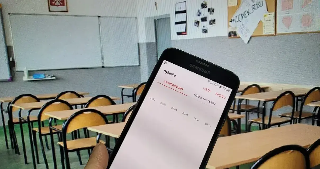 Czy nauczyciel może nagrywać uczniów na lekcji? Telefon z dyktafonem w tle sali lekcyjnej sugeruje to pytanie.
