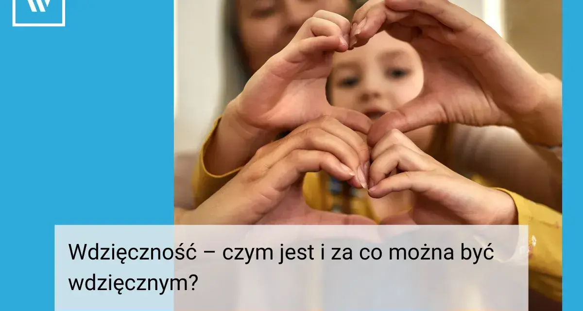 Dłonie tworzące serce symbolizują miłość i więź. Warto doceniać te chwile, bo za wiele można być wdzięcznym.