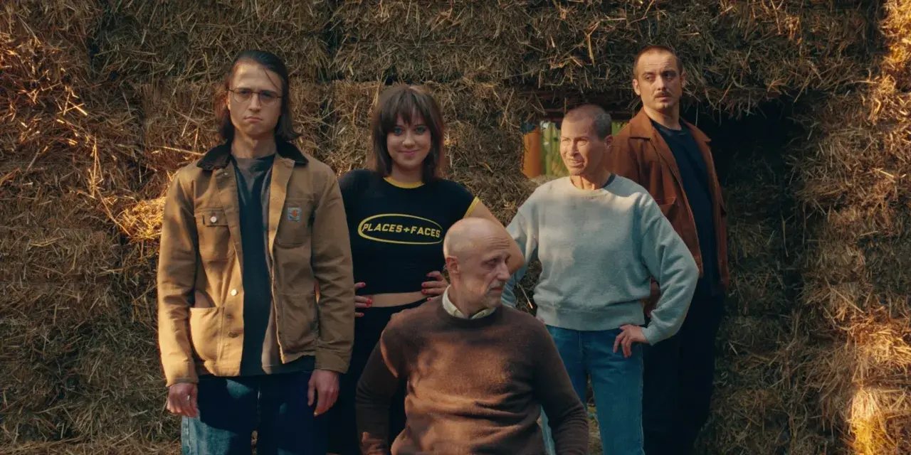 Pięcioro ludzi pozuje na tle sterty siana. To kadr z filmu na lekcję wychowawczą, który może zainspirować do dyskusji.