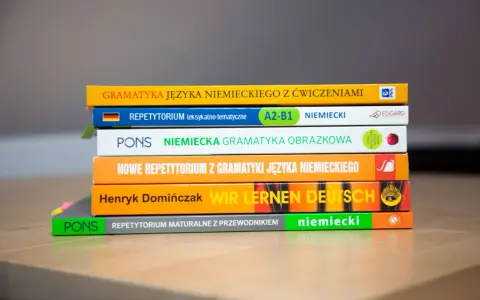 Stos książek do nauki niemieckiego: "Gramatyka języka niemieckiego", "Repetytorium", "Wir lernen Deutsch". Gotowe lekcje niemieckiego czekają!