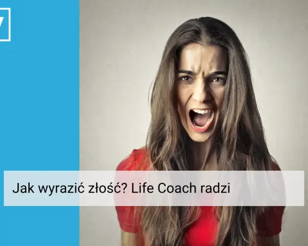 Kobieta krzyczy, pokazując, jak wyrażać złość. Life coach podpowiada, jak radzić sobie z emocjami.