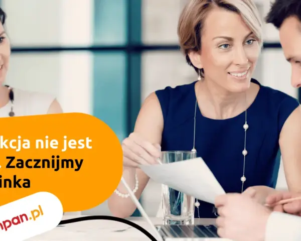 Trzy osoby dyskutują przy biurku. Kobieta w granatowej sukience podaje dokumenty, a napis głosi: "Interpunkcja nie jest straszna. Zacznijmy od przecinka".