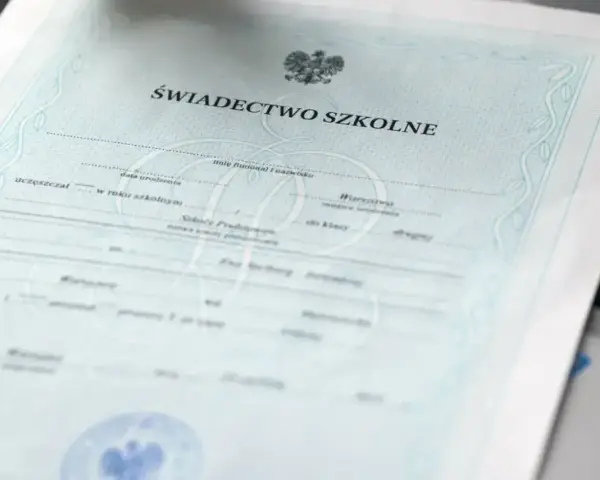 Świadectwo ukończenia szkoły średniej z godłem Polski. Dokument zawiera dane ucznia, datę urodzenia i informacje o szkole.