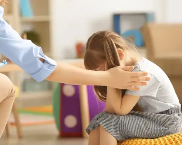 Pedagog szkolny wspiera smutne dziecko. Czy etat pedagoga szkolnego a liczba uczniów jest wystarczający, by pomóc każdemu?