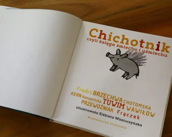 Otwarta książka "Chichotnik" z ilustracją latającej świnki, pełna autorów znanych z książek z dużą dawką humoru.