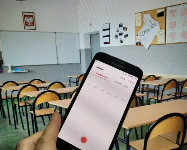 Czy nauczyciel może nagrywać uczniów na lekcji? Telefon z dyktafonem w tle sali lekcyjnej sugeruje to pytanie.