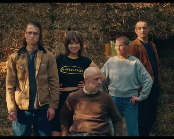 Pięcioro ludzi pozuje na tle sterty siana. To kadr z filmu na lekcję wychowawczą, który może zainspirować do dyskusji.
