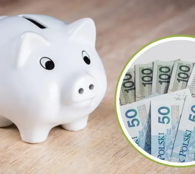 Biała świnka-skarbonka obok stosu polskich banknotów 50 i 100 zł. Ile kieszonkowego dla 15 latka?