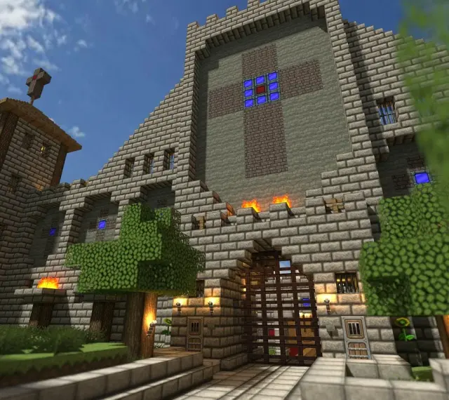 Imponująca budowla w stylu Minecraft, idealna dla graczy od najmłodszych lat. Zamek z krzyżem na wieży i witrażem.