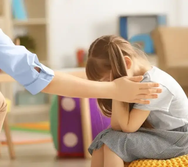 Pedagog szkolny wspiera smutne dziecko. Czy etat pedagoga szkolnego a liczba uczniów jest wystarczający, by pomóc każdemu?