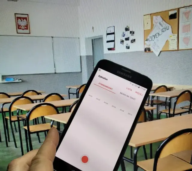 Czy nauczyciel może nagrywać uczniów na lekcji? Telefon z dyktafonem w tle sali lekcyjnej sugeruje to pytanie.