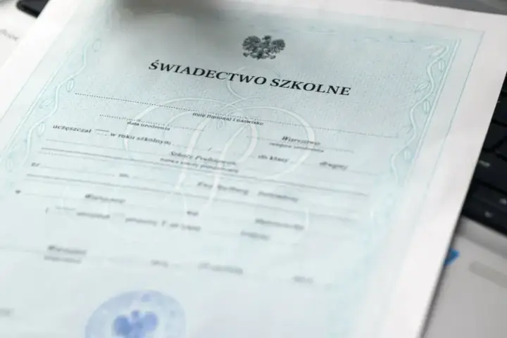 Świadectwo ukończenia szkoły średniej z godłem Polski. Dokument zawiera dane ucznia, datę urodzenia i informacje o szkole.
