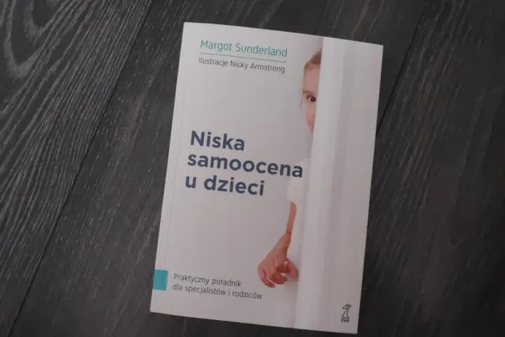Książka "Niska samoocena u dzieci" Margot Sunderland to praktyczny poradnik, jak pomóc dziecku z niską samooceną.