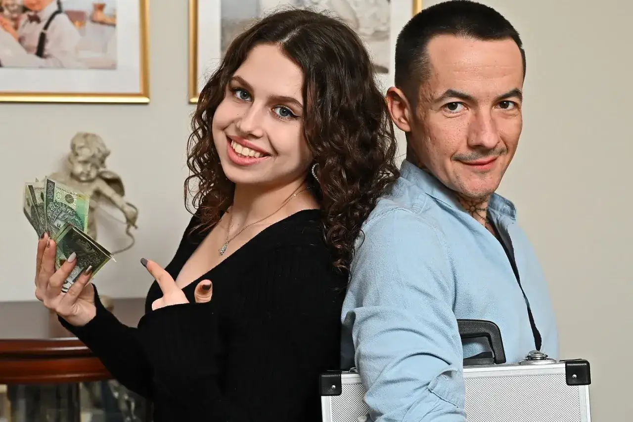 Uśmiechnięta dziewczyna z pieniędzmi w ręku i mężczyzna z walizką. Ile kieszonkowego dla 15 latka?