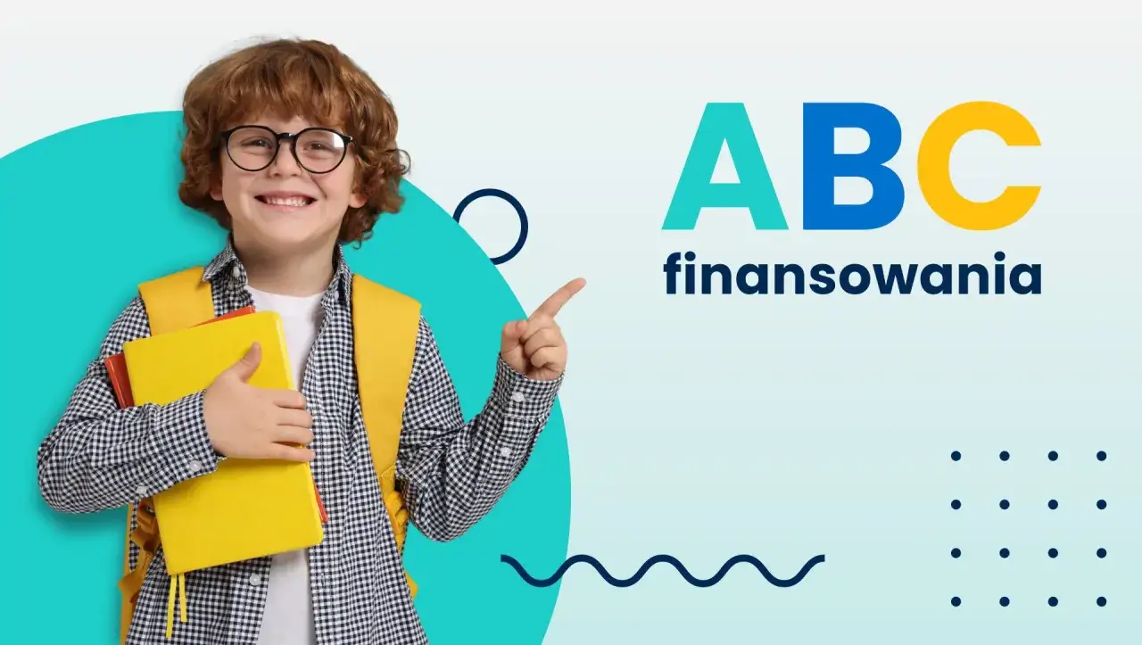 Uśmiechnięty chłopiec z plecakiem i książkami wskazuje na napis 
