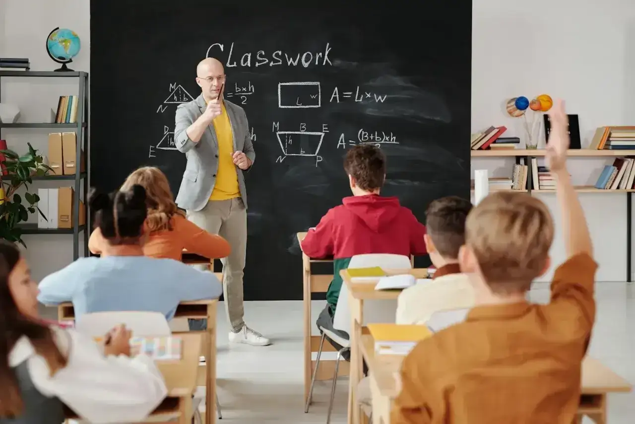 Nauczyciel tłumaczy matematykę, a uczeń podnosi rękę. Czy nauczyciel może nagrywać uczniów na lekcji? To pytanie budzi dyskusje.