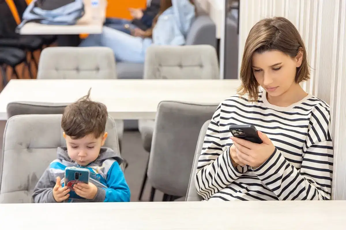 Matka i dziecko pochłonięci smartfonami. Czy to przykład sharentingu co to znaczy?