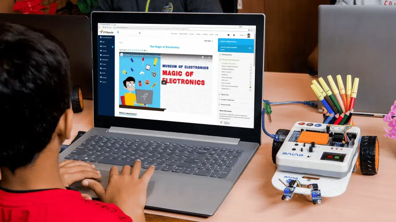 Chłopiec uczy się elektroniki na laptopie, korzystając z platformy STEMpedia. Nauka w chmurze z robotem i materiałami edukacyjnymi.