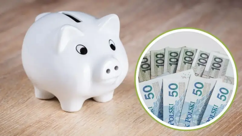 Biała świnka-skarbonka obok stosu polskich banknotów 50 i 100 zł. Ile kieszonkowego dla 15 latka?