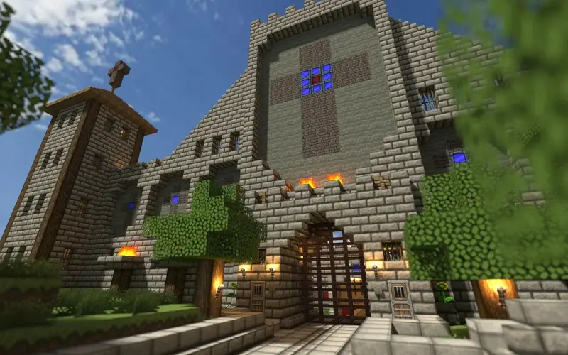 Imponująca budowla w stylu Minecraft, idealna dla graczy od najmłodszych lat. Zamek z krzyżem na wieży i witrażem.