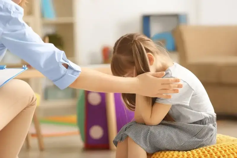 Pedagog szkolny wspiera smutne dziecko. Czy etat pedagoga szkolnego a liczba uczniów jest wystarczający, by pomóc każdemu?