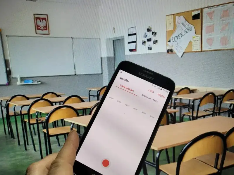 Czy nauczyciel może nagrywać uczniów na lekcji? Telefon z dyktafonem w tle sali lekcyjnej sugeruje to pytanie.